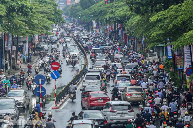 Đường phố Hà Nội tắc không lối thoát sau cơn mưa tầm tã - Ảnh 11.