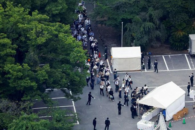 Người dân Nhật Bản tiễn đưa cố Thủ tướng Abe Shinzo - Ảnh 2.