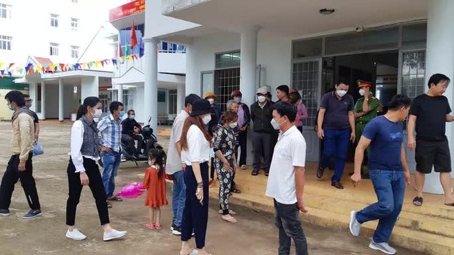  C&aacute;n bộ l&agrave;m giấy khai tử cho ch&aacute;u b&eacute; c&ograve;n sống, xin&hellip; r&uacute;t kinh nghiệm  - Ảnh 1.