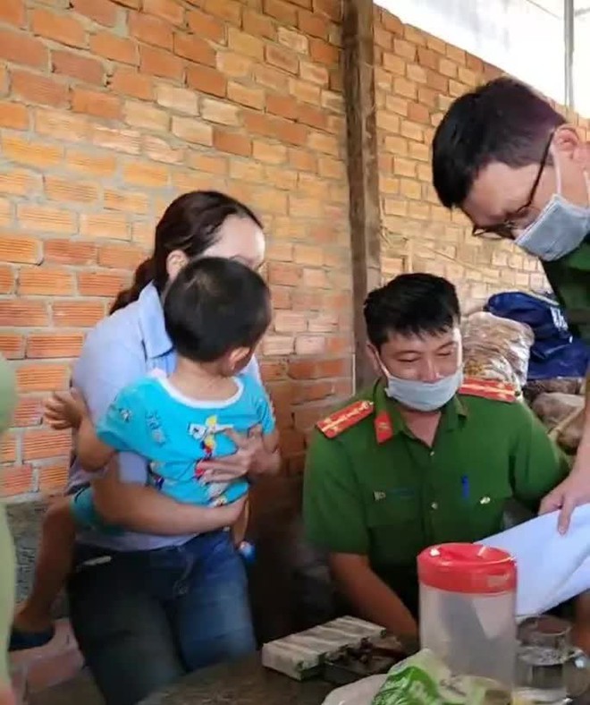  C&aacute;n bộ l&agrave;m giấy khai tử cho ch&aacute;u b&eacute; c&ograve;n sống, xin&hellip; r&uacute;t kinh nghiệm  - Ảnh 2.