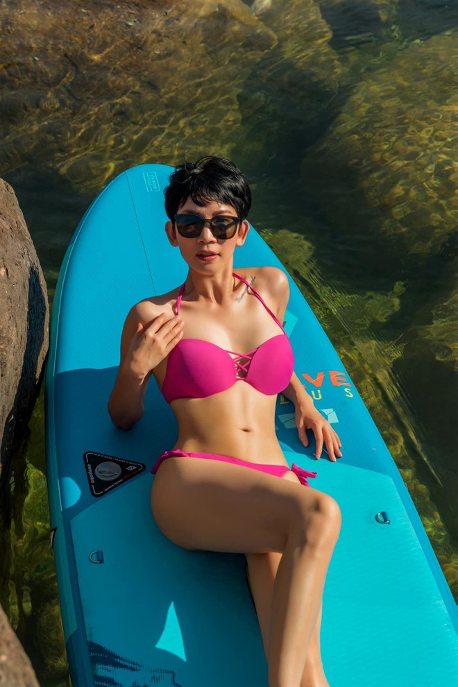 Xuân Lan diện bikini hồng khoe body cực nóng bỏng ở tuổi 44 - Ảnh 3.
