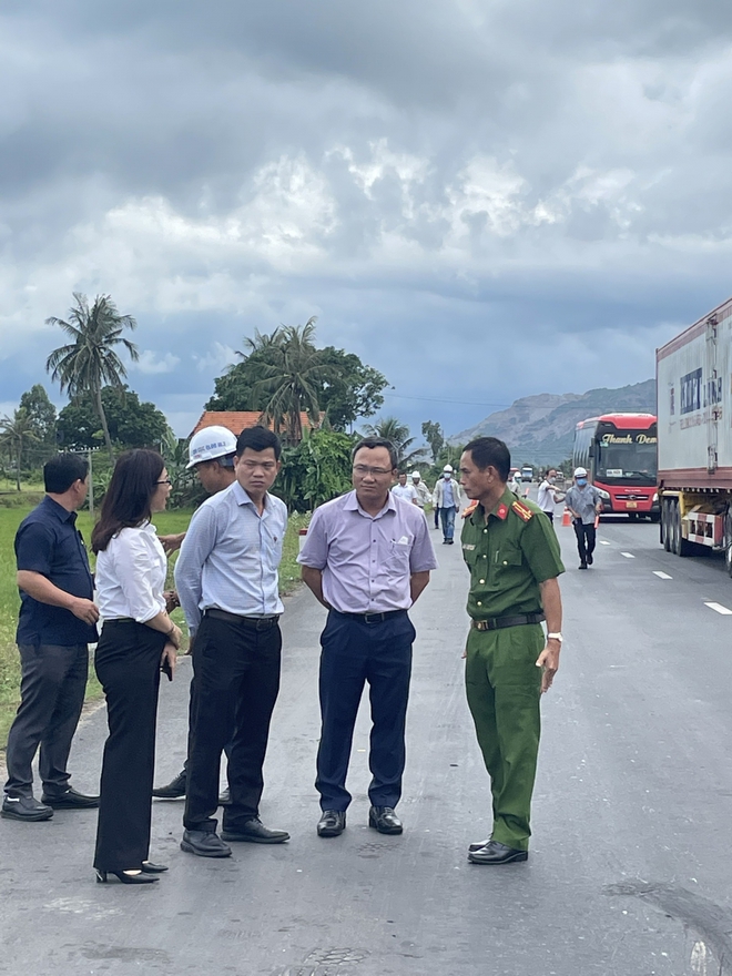 Vụ tai nạn khiến 3 người chết ở Khánh Hoà: Tốc độ xe tải đâm xe khách là 77km/h - Ảnh 1.