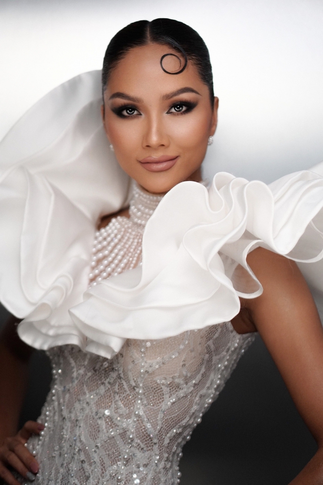 Các bạn đừng bỏ lỡ bức hình tuyệt đẹp của cô gái H\'Hen Niê và váy trắng xinh đẹp tại đấu trường Miss Universe. Bức hình này cho thấy sự tự tin, mạnh mẽ và đầy quyến rũ của cô gái người Ê Đê này.