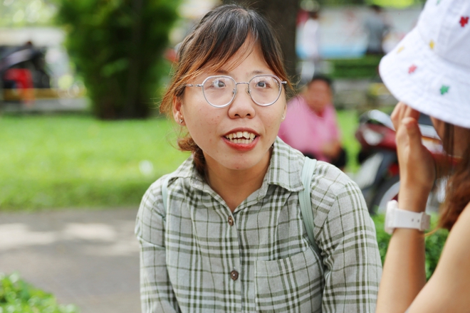 Nữ sinh vi&ecirc;n kh&ocirc;ng ch&acirc;n vẫn chạy xe m&aacute;y đi học, di chuyển bằng đầu gối suốt 25 năm: Em muốn t&igrave;m lại cha mẹ của m&igrave;nh - Ảnh 5.