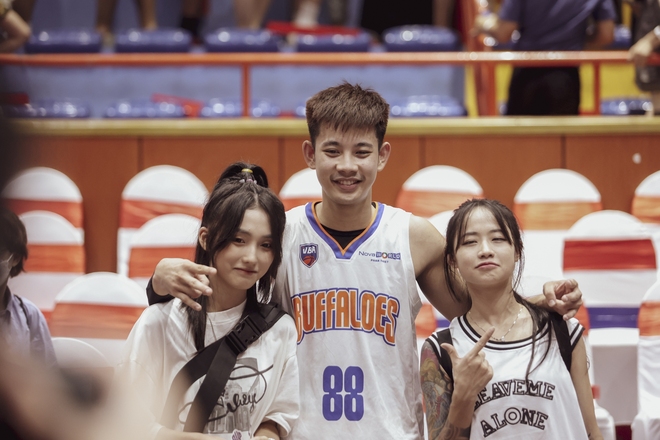 Loạt ảnh: Cặp bạn th&acirc;n Hoa hậu Ho&agrave;n vũ Việt Nam 2022, c&ocirc; n&agrave;ng được mệnh danh tỷ t&yacute; xứ Trung hội tụ tr&ecirc;n s&acirc;n b&oacute;ng rổ - Ảnh 6.