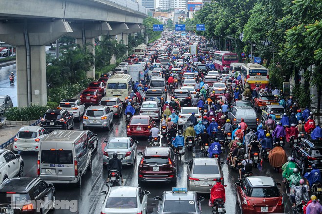 H&agrave; Nội: Mưa trắng trời khiến nhiều tuyến đường &ugrave;n tắc, người d&acirc;n chật vật đi l&agrave;m s&aacute;ng - Ảnh 1.