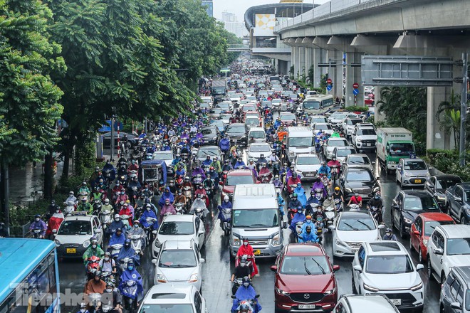 H&agrave; Nội: Mưa trắng trời khiến nhiều tuyến đường &ugrave;n tắc, người d&acirc;n chật vật đi l&agrave;m s&aacute;ng - Ảnh 2.