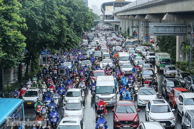 Hà Nội: Mưa trắng trời khiến nhiều tuyến đường ùn tắc, người dân chật vật đi làm sáng - Ảnh 2.