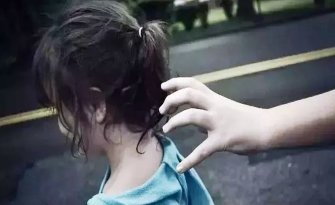 Một phụ nữ bịt mặt vào trường kéo học sinh lên xe chở đi bất thường - Ảnh 1.