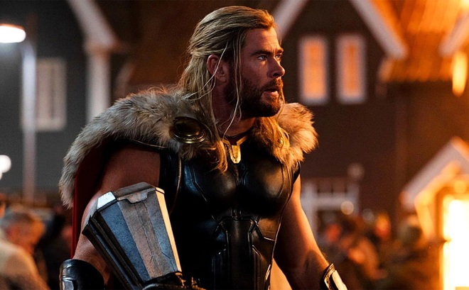 MidiaNews  Depois de aparecer mais magro, Chris Hemsworth volta a