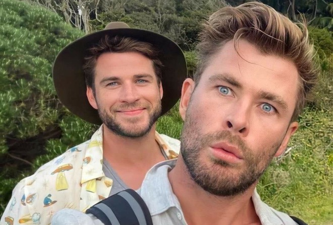 MidiaNews  Depois de aparecer mais magro, Chris Hemsworth volta a