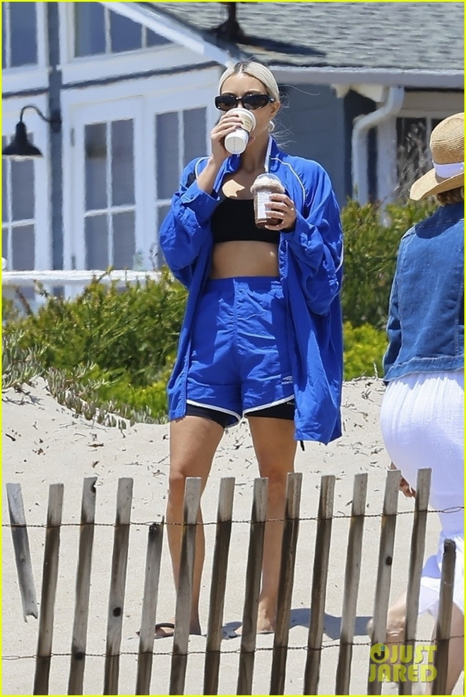 Kim Kardashian mặc bra gợi cảm vui chơi c&ugrave;ng bạn b&egrave; tr&ecirc;n b&atilde;i biển - Ảnh 3.