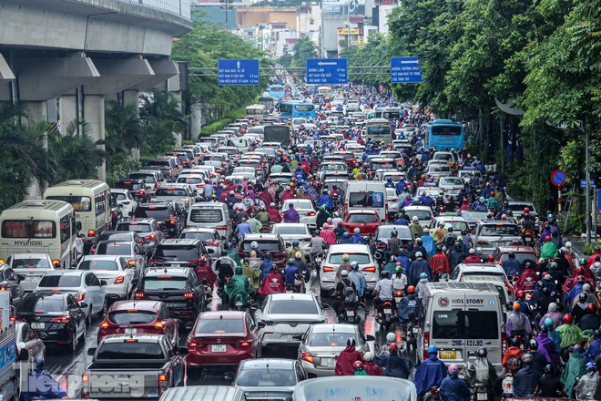 Hà Nội: Mưa trắng trời khiến nhiều tuyến đường ùn tắc, người dân chật vật đi làm sáng - Ảnh 4.