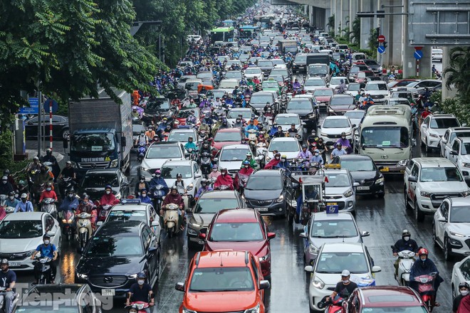 Hà Nội: Mưa trắng trời khiến nhiều tuyến đường ùn tắc, người dân chật vật đi làm sáng - Ảnh 6.