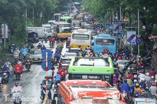 H&agrave; Nội: Mưa trắng trời khiến nhiều tuyến đường &ugrave;n tắc, người d&acirc;n chật vật đi l&agrave;m s&aacute;ng - Ảnh 7.