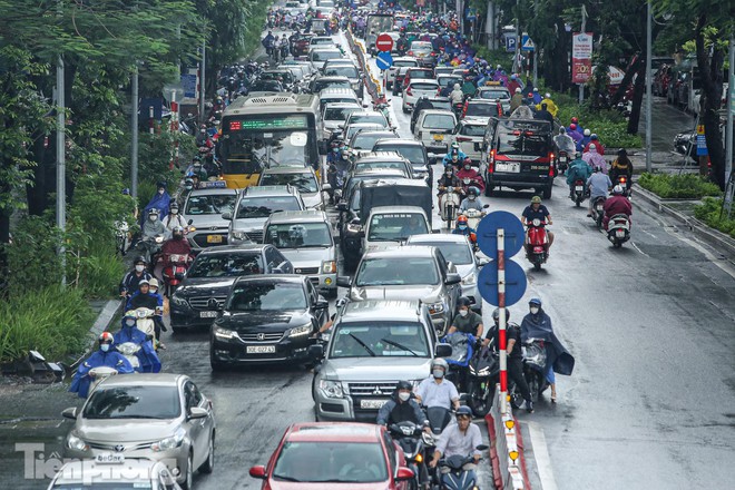 Hà Nội: Mưa trắng trời khiến nhiều tuyến đường ùn tắc, người dân chật vật đi làm sáng - Ảnh 8.