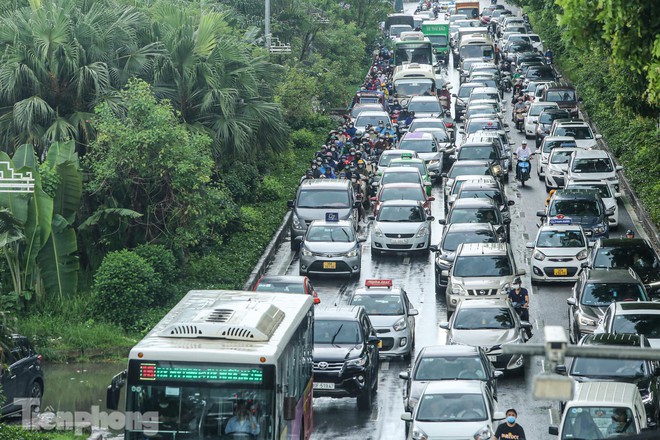 Hà Nội: Mưa trắng trời khiến nhiều tuyến đường ùn tắc, người dân chật vật đi làm sáng - Ảnh 9.