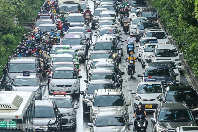H&agrave; Nội: Mưa trắng trời khiến nhiều tuyến đường &ugrave;n tắc, người d&acirc;n chật vật đi l&agrave;m s&aacute;ng - Ảnh 10.