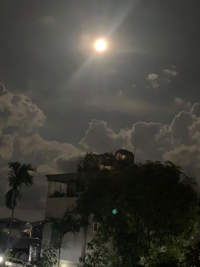 Siêu trăng sấm xuất hiện tại Việt Nam, nhiều người thích thú chia sẻ ảnh trên MXH - Ảnh 6.