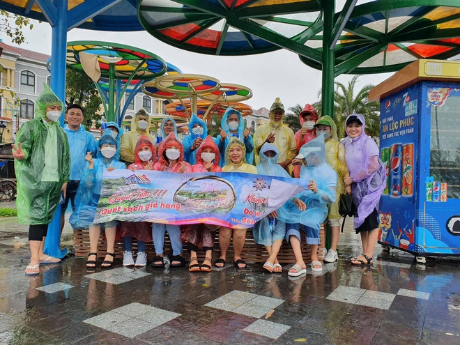 Kẹt lại giữa mưa bão ở Phú Quốc, các hành khách lâm vào trình trạng “dở khóc dở cười”, phải chi thêm tiền để ở lại - Ảnh 2.