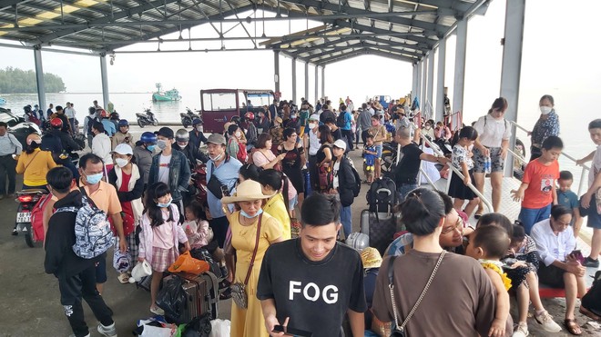 T&agrave;u, ph&agrave; ra v&agrave;o Ph&uacute; Quốc hoạt động trở lại, h&agrave;nh kh&aacute;ch chen ch&acirc;n rời đảo - Ảnh 1.