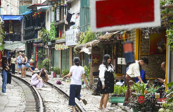 Khách Tây tấp nập check-in xóm cà phê đường tàu Hà Nội - Ảnh 1.