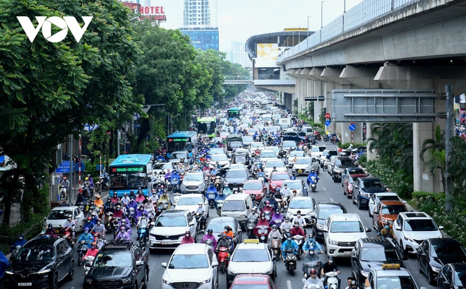 Vì sao Sở GTVT Hà Nội vẫn chưa thể tách riêng làn ô tô trên đường Nguyễn Trãi? - Ảnh 2.