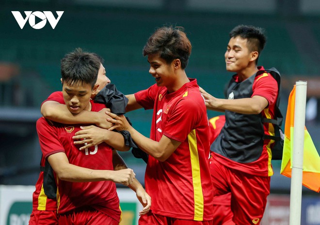 HLV Đinh Thế Nam: &ldquo;U19 Việt Nam bản lĩnh v&agrave; may mắn hơn U19 Th&aacute;i Lan&rdquo; - Ảnh 1.