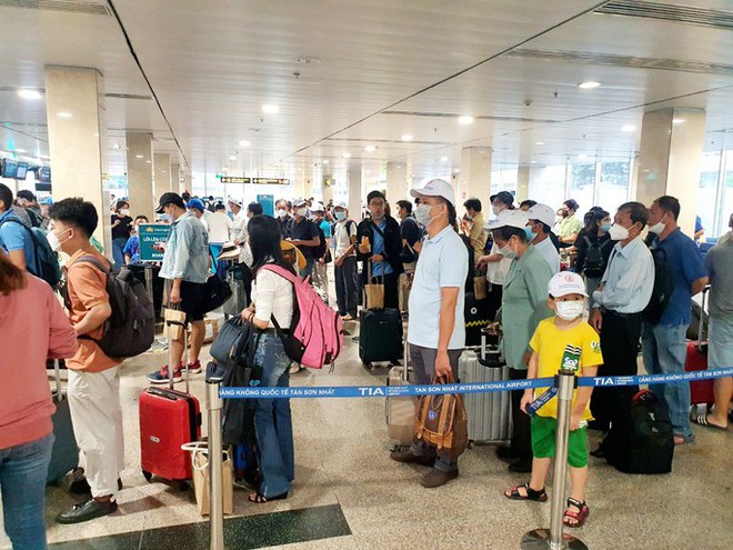  Giá vé máy bay tăng cao, sân bay Tân Sơn Nhất vẫn đón lượng khách kỷ lục  - Ảnh 3.