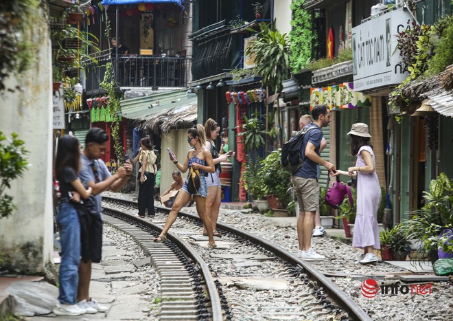 Khách Tây tấp nập check-in xóm cà phê đường tàu Hà Nội - Ảnh 6.