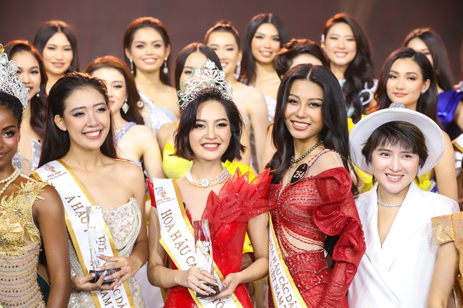 Phần ứng xử g&acirc;y tranh c&atilde;i của T&acirc;n Hoa hậu N&ocirc;ng Th&uacute;y Hằng trong đ&ecirc;m chung kết  - Ảnh 5.