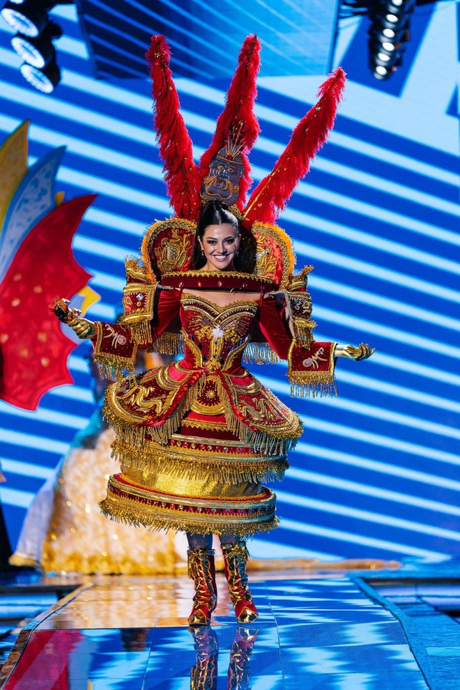 Choáng ngợp với loạt trang phục dân tộc lộng lẫy của Kim Duyên và dàn thí sinh Hoa hậu Siêu quốc gia - Ảnh 4.