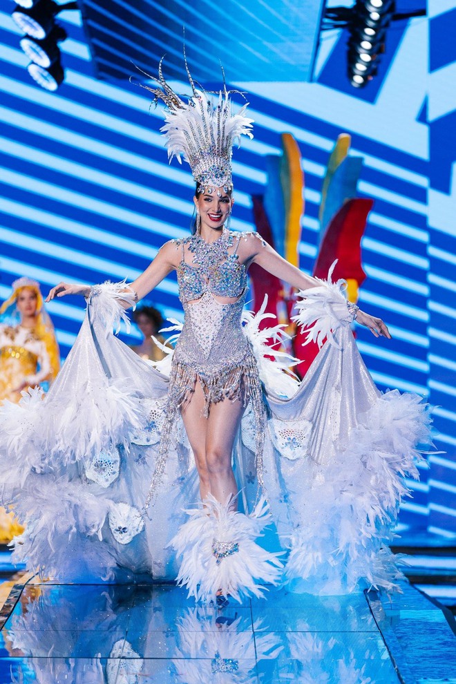 Choáng ngợp với loạt trang phục dân tộc lộng lẫy của Kim Duyên và dàn thí sinh Hoa hậu Siêu quốc gia - Ảnh 6.