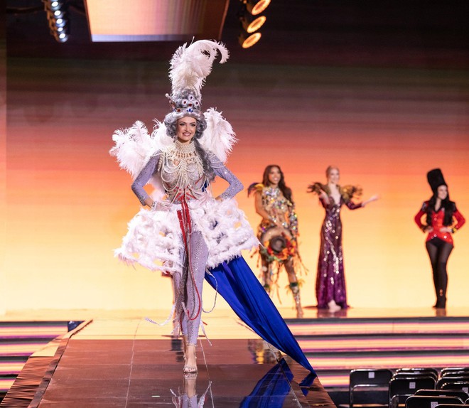 Choáng ngợp với loạt trang phục dân tộc lộng lẫy của Kim Duyên và dàn thí sinh Hoa hậu Siêu quốc gia - Ảnh 8.