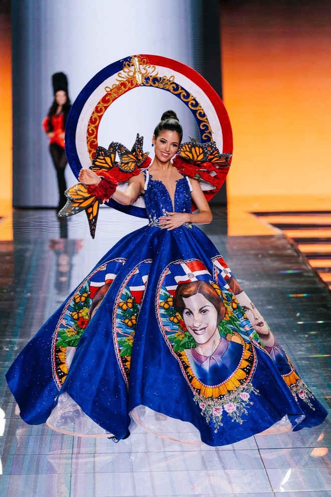 Choáng ngợp với loạt trang phục dân tộc lộng lẫy của Kim Duyên và dàn thí sinh Hoa hậu Siêu quốc gia - Ảnh 9.