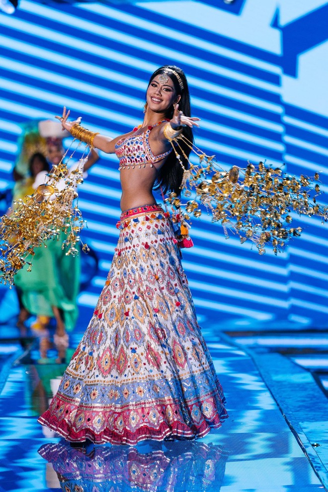 Choáng ngợp với loạt trang phục dân tộc lộng lẫy của Kim Duyên và dàn thí sinh Hoa hậu Siêu quốc gia - Ảnh 11.