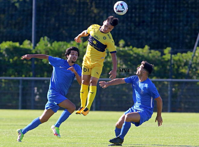 Trọng tài rút 3 thẻ đỏ cho Pau FC, HLV của Quang Hải gọi cả đội rời sân để  phản ứng