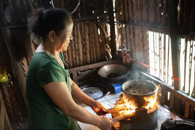 Chái bếp - một “căn nhà” được xây riêng chỉ để nấu cơm ở miền Tây, nơi ám đầy mùi khói bếp nhưng chất chứa bao kỷ niệm về mái ấm gia đình - Ảnh 4.