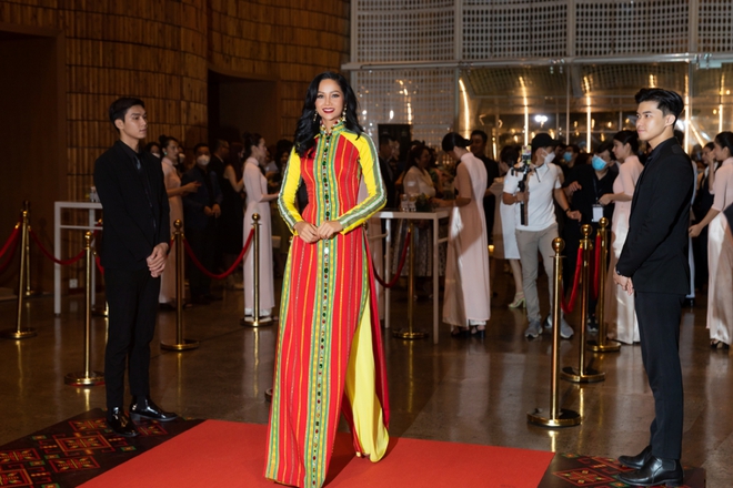 HHen Ni&ecirc; diện lại &aacute;o d&agrave;i cũ đi chấm thi Hoa hậu - Ảnh 1.