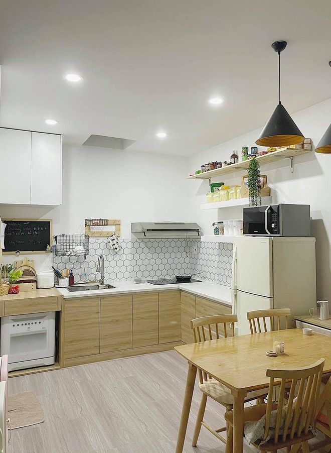 Căn bếp vỏn vẹn chỉ 6m2 của ng&ocirc;i nh&agrave; trong hẻm: Nh&agrave; d&ugrave; nhỏ nhưng bếp vẫn phải tươm tất - Ảnh 1.