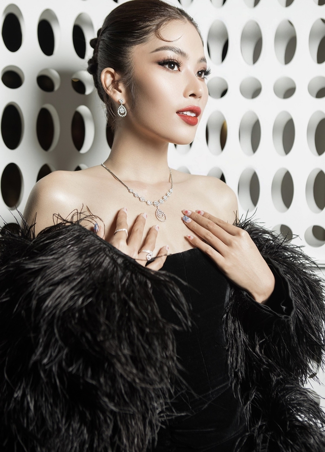 Lệ Nam mặc v&aacute;y t&ocirc;n d&aacute;ng, khoe ch&acirc;n d&agrave;i thẳng tắp tr&ecirc;n thảm đỏ - Ảnh 1.