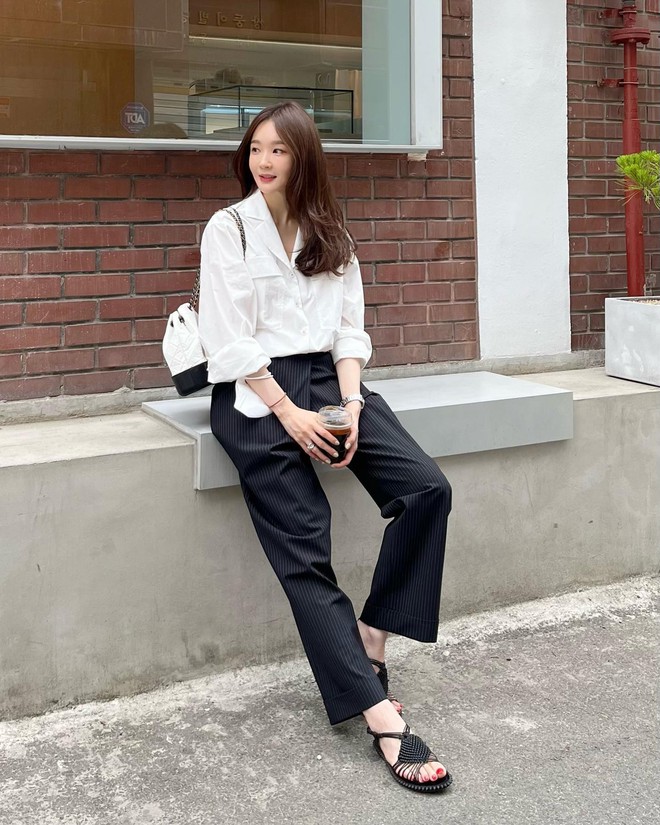 6 mẫu sandal trẻ trung v&agrave; hack d&aacute;ng được sao H&agrave;n diện suốt m&ugrave;a h&egrave; - Ảnh 18.