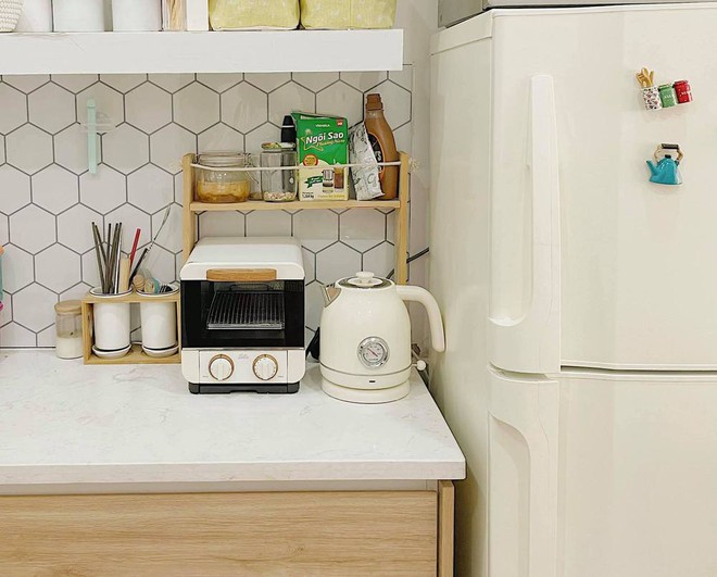 Căn bếp vỏn vẹn chỉ 6m2 của ng&ocirc;i nh&agrave; trong hẻm: Nh&agrave; d&ugrave; nhỏ nhưng bếp vẫn phải tươm tất - Ảnh 4.