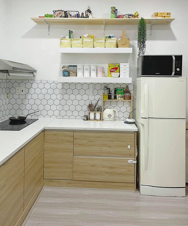 Căn bếp vỏn vẹn chỉ 6m2 của ng&ocirc;i nh&agrave; trong hẻm: Nh&agrave; d&ugrave; nhỏ nhưng bếp vẫn phải tươm tất - Ảnh 5.