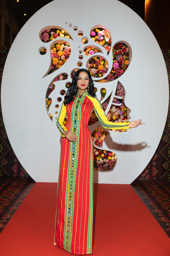 HHen Ni&ecirc; diện lại &aacute;o d&agrave;i cũ đi chấm thi Hoa hậu - Ảnh 7.