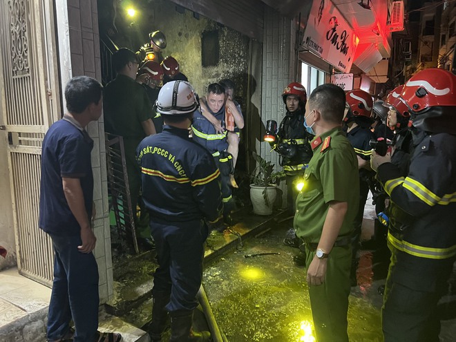 Hà Nội: Cháy tại ngôi nhà 5 tầng ở quận Hoàn Kiếm, 4 người may mắn được cứu thoát - Ảnh 4