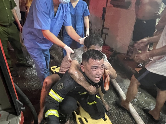 Hà Nội: Cháy tại ngôi nhà 5 tầng ở quận Hoàn Kiếm, 4 người may mắn được cứu thoát - Ảnh 3