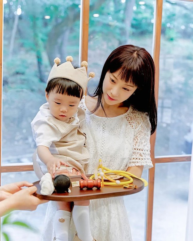 Sao nữ bị chồng bạo h&agrave;nh lộ diện với gương mặt hốc h&aacute;c, chỉ c&ograve;n 38kg trong qu&aacute; tr&igrave;nh ly h&ocirc;n - Ảnh 3.