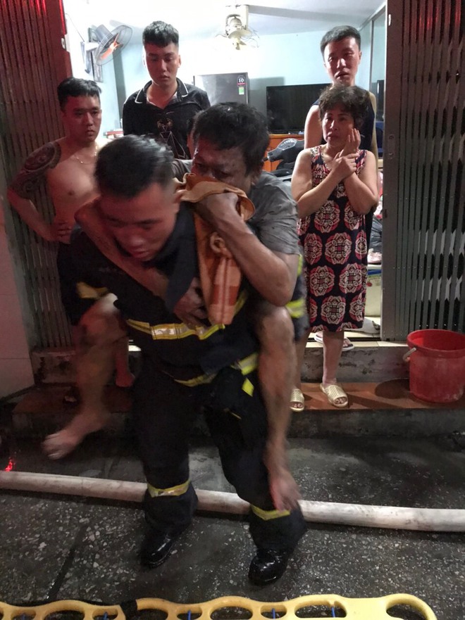 Hà Nội: Cháy tại ngôi nhà 5 tầng ở quận Hoàn Kiếm, 4 người may mắn được cứu thoát - Ảnh 5