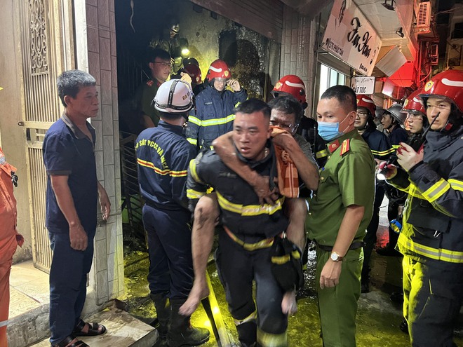 Hà Nội: Cháy tại ngôi nhà 5 tầng ở quận Hoàn Kiếm, 4 người may mắn được cứu thoát - Ảnh 2